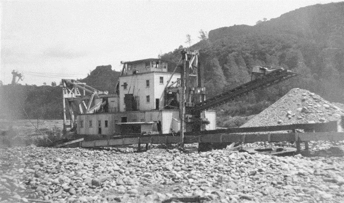 Dredger on Butte Creek just above the reserves, 1910